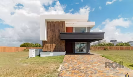 Belissima casa no condominio fechado no  Ilhas Park , Padrão classe A . Casa com cinco  suites , uma suite master , um lavabo .  sala de estar e jantar conjugados , sala de TV , espaço gourmet integra