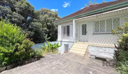 Casa à venda na Rua Marechal Mesquita, no bairro Teresópolis. Este imóvel conta com área construída de 300m², 3 dormitórios sendo 1 suíte, 1 banheiro e 2 vaga cobertas. Amplo terreno com 690m². Próxim