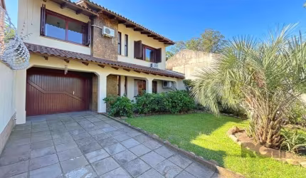 Não perca a oportunidade de conhecer esta magnífica casa de 229 m², localizada em um dos bairros mais cobiçados de Ipanema. Com um design excepcional, esta residência é um convite ao estilo de vida so
