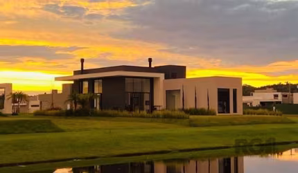 Casa com 3 suítes, churrasqueira, lareira, vagas de garagem, no Reserva das Aguas, Torres/RS&lt;BR&gt;&lt;BR&gt;Casa de alto padrão contemporânea, projetada para oferecer conforto e sofisticação. Com 