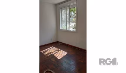 Apartamento 2 dormitórios, térreo, com 1 vaga rotativa, no Bairro Santo Antônio. Lugar tranquilo. Parada de Ônibus a 1 quadra do Edifício. Padarias, Mercados, Farmácias e mais, a poucos metros e minut