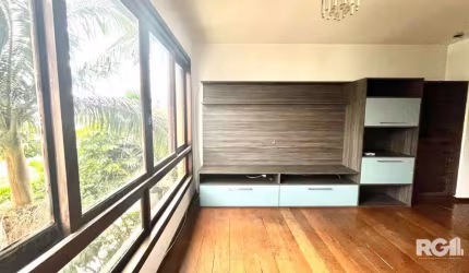 Apartamento 03 dormitorios com 1 suite e spilt . bairro Santana a 3 minutos do Hospital de Clinicas.&lt;BR&gt;&lt;BR&gt;Living Amplo para 3 ambientes frente orientacao Leste, piso Tabuao, Split , cozi