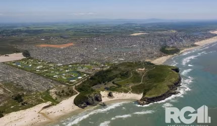 Terreno à venda no renomado condomínio Ilhas Park, uma das melhores localizações do litoral. Este terreno é uma oportunidade única para quem busca construir a casa dos sonhos em um ambiente privilegia