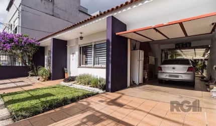 Encantadora casa à venda no Bairro São Sebastião, Porto Alegre. Este imóvel residencial de 190m² está em ótimo preço e pronto para uso, ocupado pelo proprietário. A casa possui 3 dormitórios, sendo um