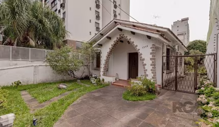 Se você busca um imóvel com grande potencial de valorização, esta é a sua chance! Localizado na Rua Gonçalves Dias, no desejado bairro Menino Deus, este terreno de 562m² oferece uma excelente oportuni
