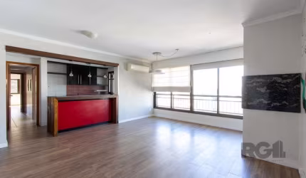Apartamento espaçoso e charmoso no coração da Tristeza&lt;BR&gt;&lt;BR&gt;Se você busca conforto, espaço e a praticidade de um condomínio completo, este apartamento é ideal!&lt;BR&gt;&lt;BR&gt;Com 03 