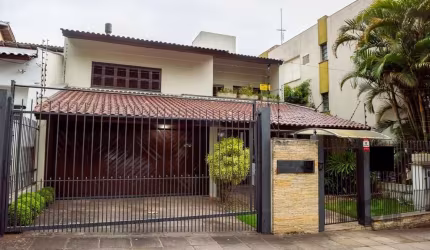 Linda casa no bairro Petrópolis, com 352m2 área privativa, semimobiliada, 4 dormitórios, 2 suítes sendo uma com closet e outra com sacada, lavabo, amplo living com lareira e sacada, piso em madeira no