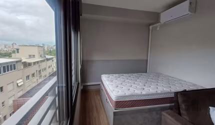 Apresentamos um excelente studio à venda, localizado na desejada Cidade Baixa, em Porto Alegre, Rio Grande do Sul. Perfeito para quem busca conforto e conveniência, este imóvel de 25 m² oferece um amb