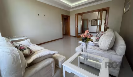 Apartamento à venda na Rua Duque de Caxias, no Centro Histórico de Porto Alegre. Com 140m² de área privativa, este imóvel oferece três dormitórios espaçosos, dois banheiros e uma vaga de garagem. Os a