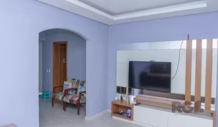 Ótima casa de 3 dormitórios no bairro Jardim Carvalho! São 164m² de área privativa distribuídas em sala de estar, sala de jantar, espaçosa cozinha, 3 dormitórios sendo 1 suíte, banheiro social, área d