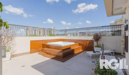 Cobertura 225 m², 3 dormitórios sendo 2 suítes e 3 vagas no bairro Higienópolis.&lt;BR&gt;&lt;BR&gt;Andar inferior: Imóvel reformado com living para 3 ambientes, 3 dormitórios transformados em 2 sendo