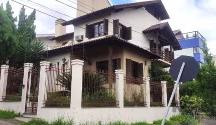 Excelente Casa à Venda no Bairro Itu Sabará - Jardim Planalto, Porto Alegre&lt;BR&gt;&lt;BR&gt;Situada em uma das regiões mais tranquilas e desejadas de Porto Alegre, a casa oferece um ambiente amplo,