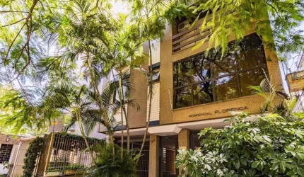 Apresentamos uma incrível cobertura residencial à venda em Porto Alegre, no prestigiado bairro Higienópolis. Localizada na Rua Ari Marinho, 26. Esta propriedade, de 177 m², está em ótimas condições e 