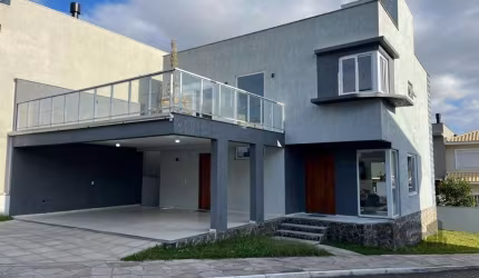 Excelente Sobrado em Condominio fechado na Hípica, com 3 dormitorios 3 suítes, dois pavimentos, garagem coberta para 3 carros, de esquina, com lareira e churrasqueira, cozinha e lavanderia fechada. Se