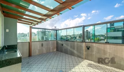 Ótima e ampla cobertura duplex no bairro Cristo Redentor, com 156m² privativos, de frente, desocupada, de 3 dormitórios e 2 vagas. Possui sala ampla para 2 ambientes com sacada integrada, banheiro soc