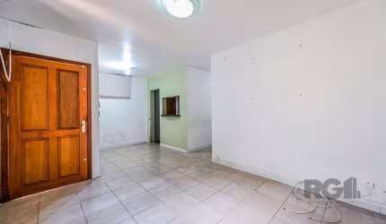 Encante-se com esta incrível casa de 3 dormitórios à venda no coração do charmoso bairro Santa Tereza, em Porto Alegre! Situada em uma área residencial tranquila e repleta de verde, esta propriedade e