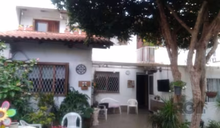 Excelente Oportunidade! Casa à Venda na Rua Andaraí, Passo da Areia - Porto Alegre A Suder Negócios Imobiliários oferece esta A residência conta Casa Principal :sala de estar bem iluminada, cozinha ar