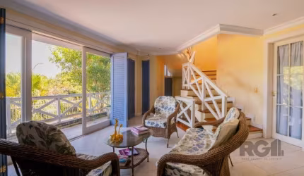 CASA  - 350 m² -  4 suítes  - em rua muito tranquila e em frente a uma praça, maravilhosa casa localizada junto ao Iguatemi e aos melhores colégios do Bairro. Planejada para atender a família e recebe