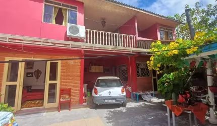 Descubra seu refúgio perfeito nesta encantadora casa à venda em Porto Alegre, localizada na tranquila Avenida Mena Barreto, no bairro Santa Maria Goretti. Esta residência impressionante de 3 quartos e
