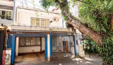 Casa residencial em localização privilegiada no bairro Petropolis, distribuída parte térrea sala estar, sala jantar, copa, cozinha, despensa, lavanderia, e dependência de empregada completa, piso supe