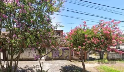 Terrenos localizados no bairro Higienópolis, com rápido acesso a supermercados, hospitais e farmácias, sendo uma ótima opção para incorportação. Constituído de dois terrenos lado a lado e com uma metr