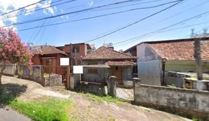 Terrenos localizados no bairro Higienópolis, com rápido acesso a supermercados, hospitais e farmácias, sendo uma ótima opção para incorportação. Constituído de dois terrenos lado a lado e com uma metr