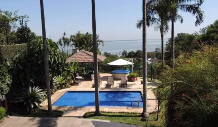 Residência planejada e executada em todos os mínimos detalhes para lhe oferecer o melhor da vida. Piscina, ofurô com vista perene para o Guaíba, vidros blindados para evitar gradil e lhe proporcionar 