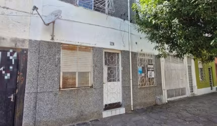 Casa de dois pisos na Rua Nunes Machado, bairro Azenha, com quatro dormitórios, ideal para moradia e comercio/clínica, bem situada em rua calma e segura.&lt;BR&gt;O bairro Azenha é um dos mais tradici