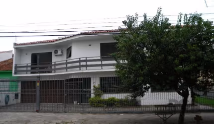 Excelente sobrado em terreno plano de esquina com 300m². Área construída de 270m², 04 dormitórios, sendo uma suíte + 03 banheiros, sacada, duas cozinhas: uma no andar inferior e outra no andar superio