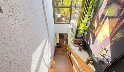 Cobertura de 2 dormitórios com 2 vagas de garagem no bairro Petrópolis! Lindo apartamento, semi-mobiliado, splits instalados, todo em porcelanato - living amplo com 2 ambientes - dormitórios confortáv