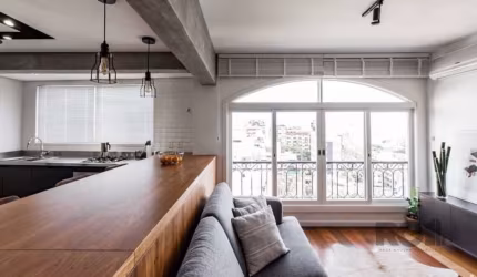 Apartamento de 2 dormitórios - sendo 1 suíte, no bairro Mont Serrat, em Porto Alegre. Imóvel recentemente reformado, com área de serviço separdada, living com living integrado e harmônico, além de uma