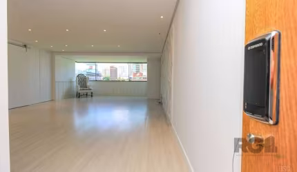 Excelente oportunidade de compra de um amplo apartamento no desejado bairro Moinhos de Vento, em Porto Alegre/RS. Com 3 dormitórios, sendo 1 suíte, este imóvel possui área privativa de 120m2 e está se