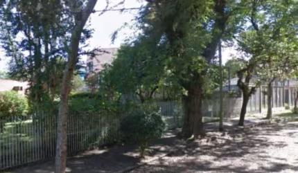 Esta casa está localizada em uma excelente avenida em Tramandaí, com um terreno espaçoso de 30x80 metros. A residência conta com 4 quartos amplos, oferecendo muito conforto e privacidade para a famíli