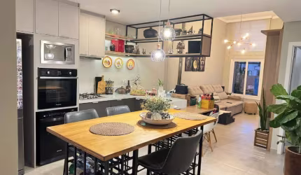 Imagine viver em um lugar onde o conforto e a tranquilidade são combinados de forma harmoniosa com a natureza. Este é o cenário perfeito oferecido pela casa no condomínio Lagos de Nova Ipanema, situad
