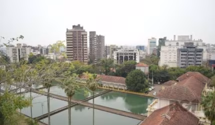 Cobertura 03 dormitórios, 02 suítes, 02 vagas no Bairro Moinhos de Vento - com 355,00 metros privativos, duas vagas individuais,  sauna, churrasqueira, lareira, gabinete, amplos livings. Agende sua vi
