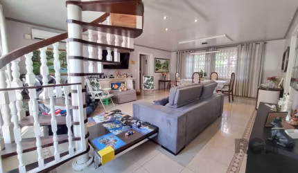 Excelente casa de esquina, com 4 dormitórios no térreo sendo 1 suíte com lindo closed e ótima ventilação e a outra suíte com tamanho ideal para cama solteiro. Demais quartos com ótima metragem, boa il
