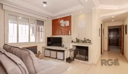 Casa Térrea de 381 metros quadrados , com 4 dormitórios espaçõsos sendo uma suíte com closet, 3 banheiros bem distribuidos, duas salas amplas com lareiras, uma sala de jantar junto a jardim de inverno