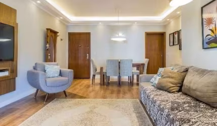 3 dormitórios, sendo 1 suíte, com 2 vagas individuais ? Amplo apartamento de frente, em andar alto, com excelente distribuição e espaços confortáveis. Conta com gabinete, living espaçoso com lareira, 