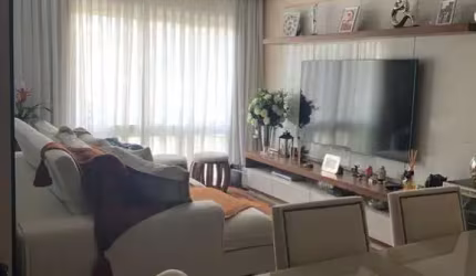 Apartamento de 3 dormitórios semi- mobiliado (ficam os móveis fixos), sendo uma suíte muito ampla, living 2 ambientes com janelão voltado para praça, copa cozinha montada, área de serviço, dependência