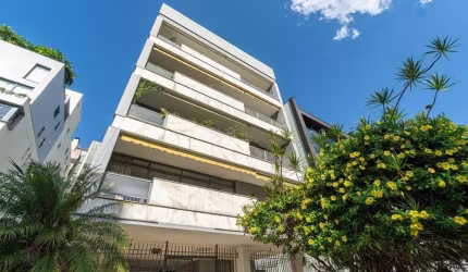 À venda em Porto Alegre: Apartamento diferenciado no bairro Mont'Serrat, oferecendo uma oportunidade única para morar em um espaço amplo e bem localizado. Este imóvel desocupado encontra-se em uma das
