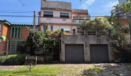 São 2 terrenos juntos, com duas frentes, sendo: Uma entrada pela Mariz e Barros, 182-190 e a outra entrada pela Sacadura Cabral. Os dois terrenos juntos, possuem aproximadamente 13,20x10x49,50x45,60 T