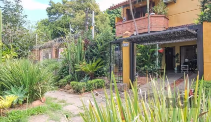 Imagine morar em uma casa que combina conforto, elegância e sustentabilidade! Localizada na desejada Rua Mura, nº 120, no bairro Guarujá, esta residência totalmente mobiliada oferece 154 metros quadra