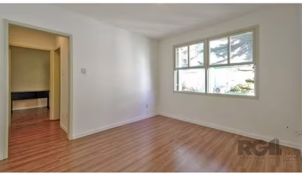 Seu Novo Capítulo Começa Aqui: Apartamento Espaçoso, Charmoso e Totalmente Reformado na Rua Orfanatrófio! Imagine-se no coração pulsante de Porto Alegre, onde a praticidade e a conveniência se encontr