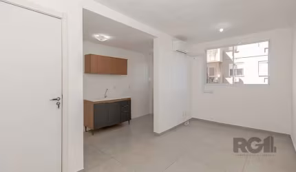 Encante-se com este belíssimo apartamento de 2 dormitórios, totalmente reformado com acabamentos modernos e de qualidade, pronto para morar! Localizado no coração da Tristeza, na prestigiada Avenida O
