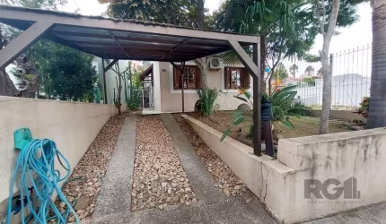 Descubra o seu novo lar na charmosa cidade de Porto Alegre, Rio Grande do Sul! Esta encantadora casa, localizada na Rua Derocy Peres da Palma 1 fase, no bairro tranquilo de Lomba do Pinheiro, está à v
