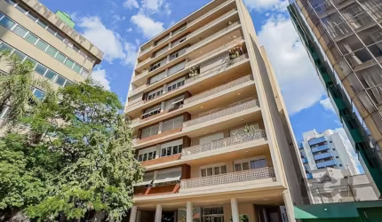 Se você busca um apartamento amplo e com excelente localização este imóvel é uma oportunidade única! Projetado em parceria pelos arquitetos Emil Bered, Roberto Félix Veronese e Salomão Kruchin, o Edif