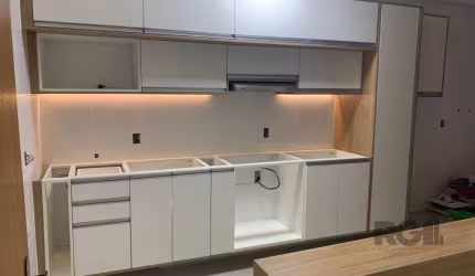 Apartamento à Venda - 2D Reversível para 3 Dormitórios | 92m² | Bairro Medianeira&lt;BR&gt;&lt;BR&gt;Este espaçoso apartamento de 92m² foi totalmente reformado e conta com móveis sob medida, oferecend
