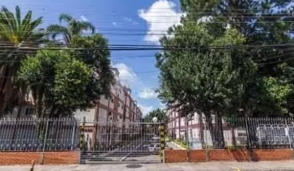 Imóvel aconchegante à venda com 2 quartos e 1 banheiro, sala, cozinha e área de serviço. Bem equipado, ideal para quem procura conforto e comodidade. O condomínio conta com portaria 24 horas, playgrou
