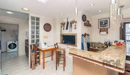 O imóvel conta com três dormitórios, sendo uma suíte com hidromassagem, dois banheiros, lareira, churrasqueira e um belo jardim privativo. A escada em L traz um toque moderno e elegante ao ambiente. O