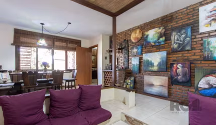 Descubra sua nova casa no encantador bairro Partenon, em Porto Alegre!&lt;BR&gt; Esta ampla casa possui uma área privativa de 369,82 m², perfeita para famílias que buscam espaço e conforto.&lt;BR&gt;V